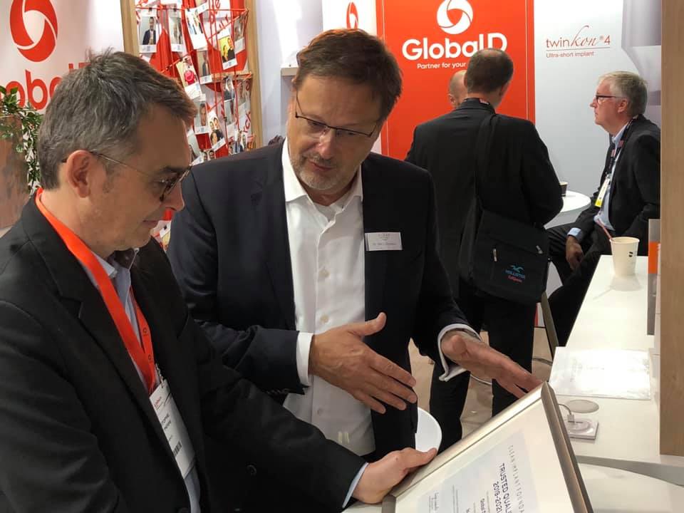 Clean Implant Foundation passe au crible l’implant dentaire In-Kone® : Remise du diplôme par le Dr Dirk Duddeck à l'EAO 2019