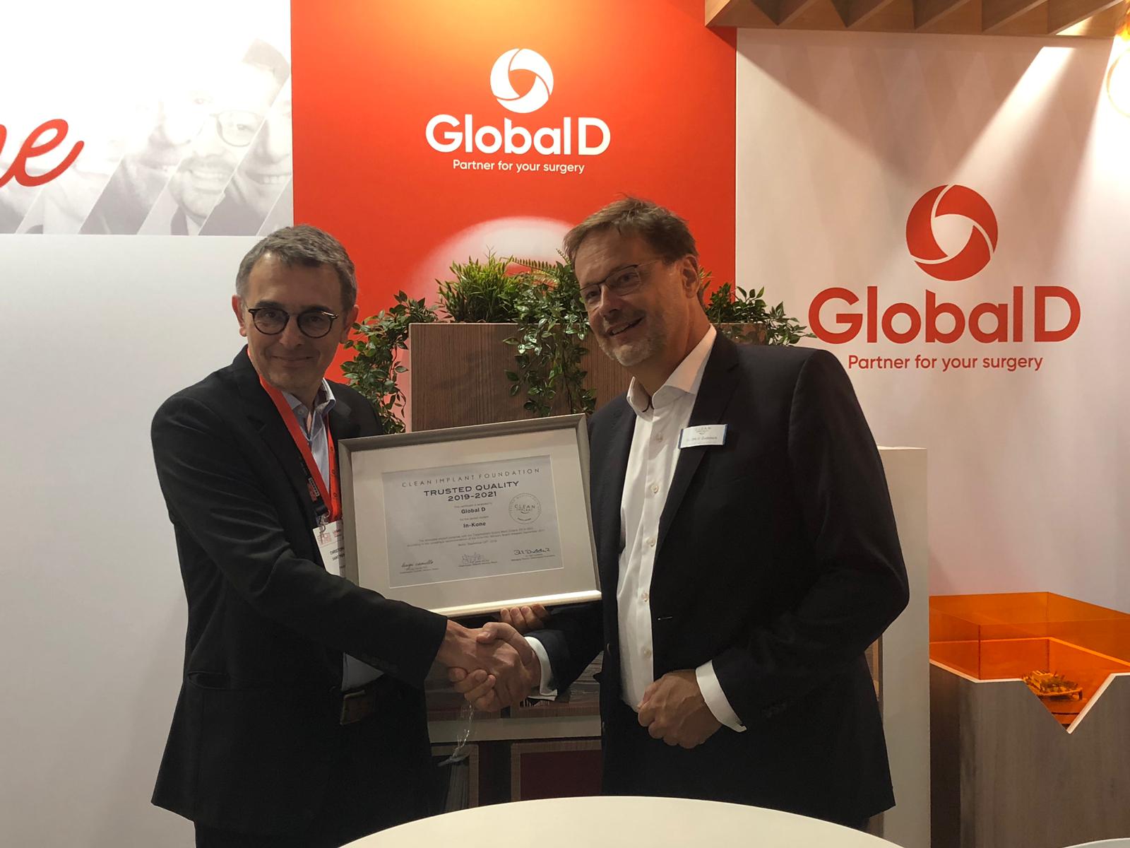 Clean Implant Foundation passe au crible l’implant dentaire In-Kone® : Remise du diplôme par le Dr Dirk Duddeck à l'EAO 2019
